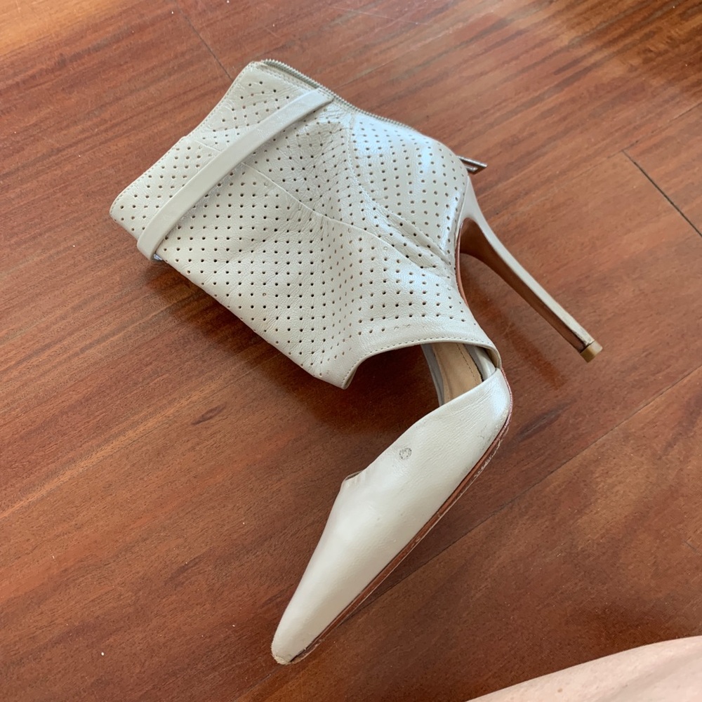 Schutz beige heel